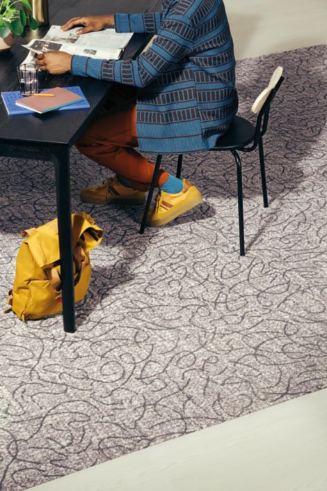 Carpet: Unspooled, Oyster, Monolithic LVT: Northern Grain, Bare Oak, Ashlar Bildnummer 3