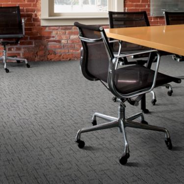 Interface Wind II carpet tile in meeting room  imagen número 1