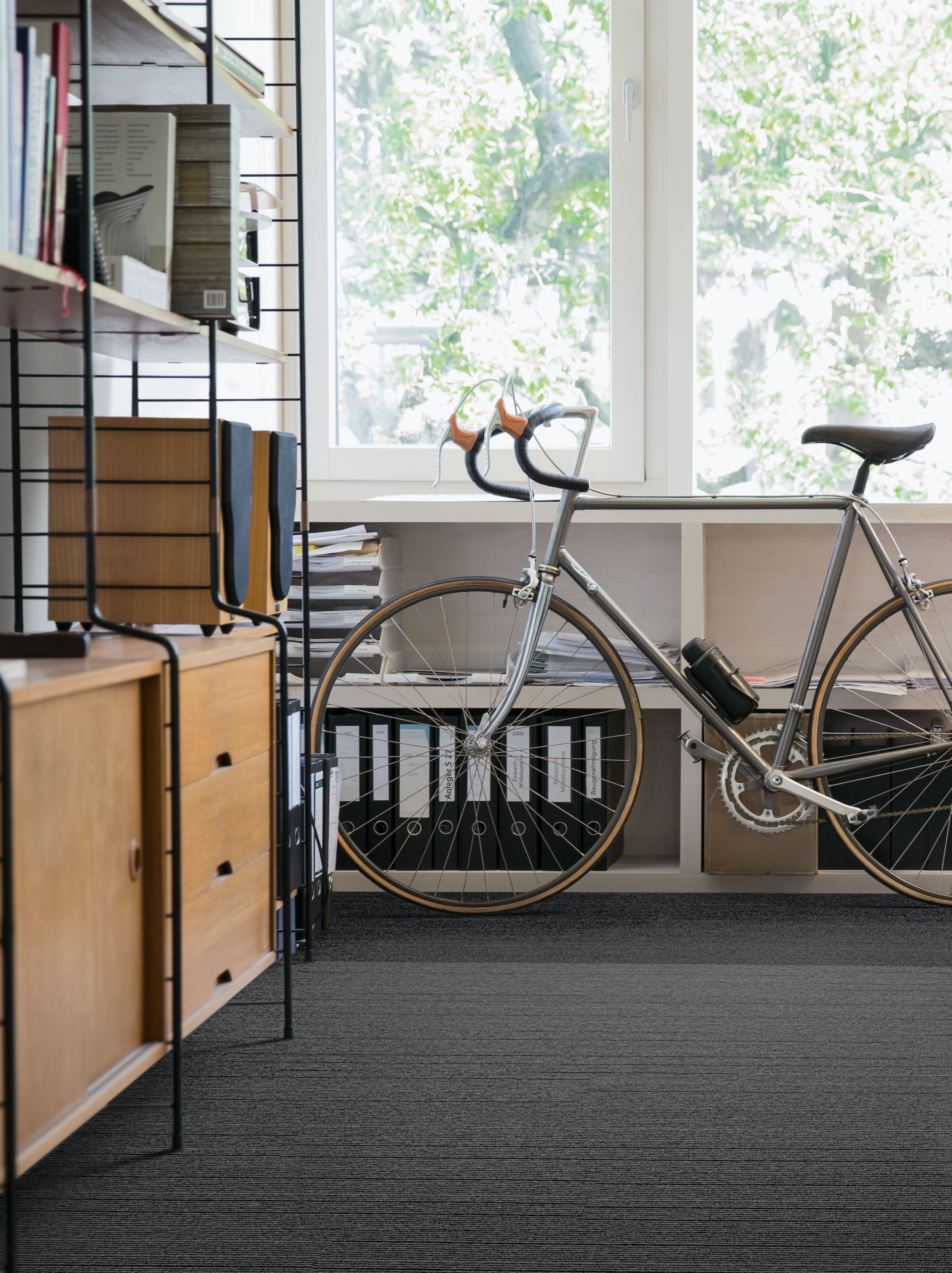 Interface YesterWeave plank carpet tile in office area with bike numéro d’image 5