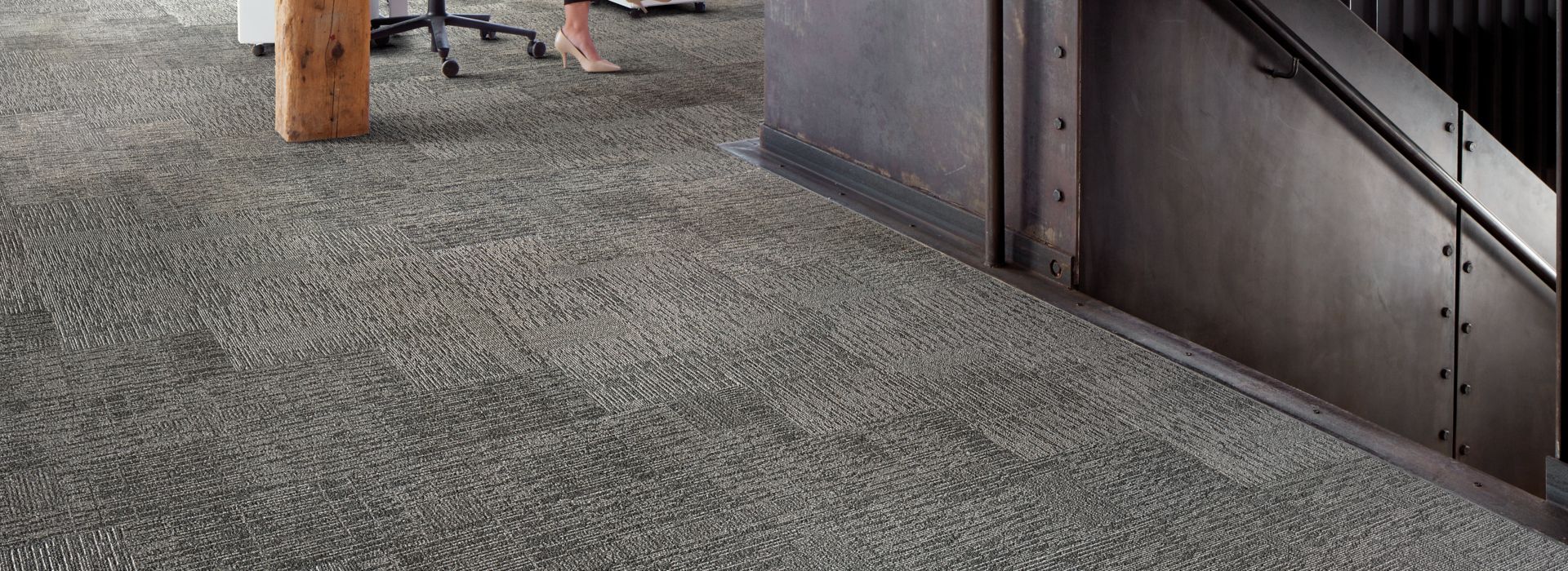 Interface Zen Stitch plank carpet tile in open office setting número de imagen 1