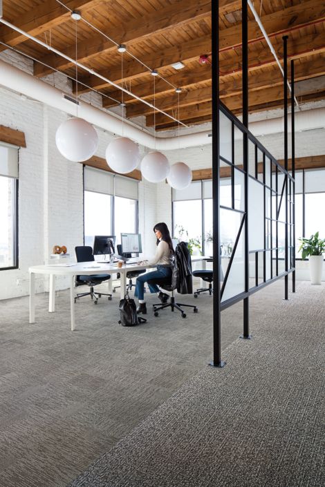 Interface Zen Stitch and Sashiko Stitch plank carpet tile in open office Bildnummer 2