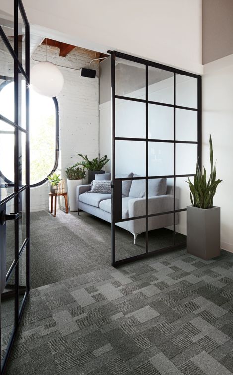 Interface Zen Stitch and Geisha Gather plank carpet tile in private seating area Bildnummer 4