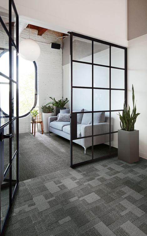 Interface Zen Stitch and Geisha Gather plank carpet tile in private seating area Bildnummer 4
