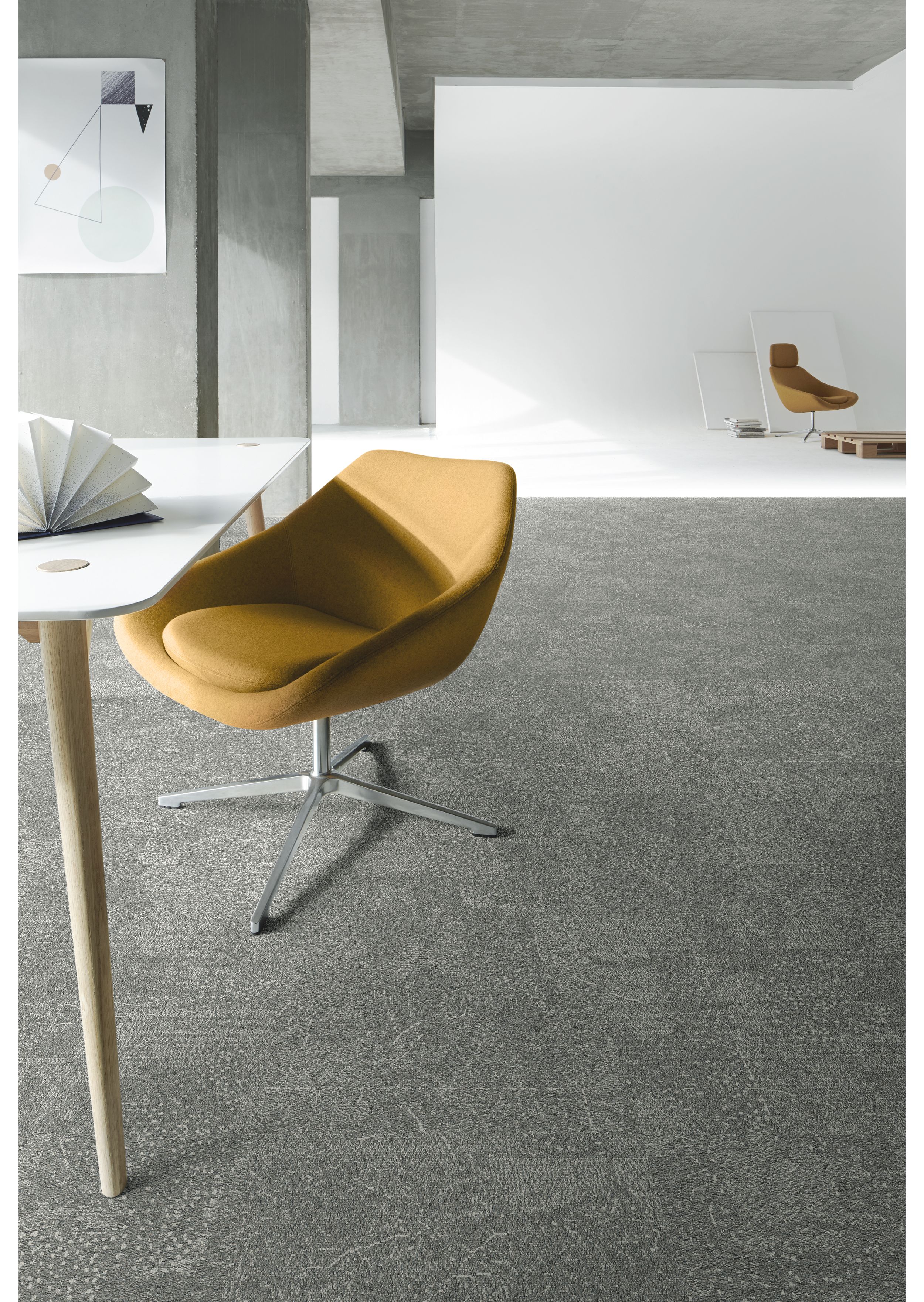 Interface Flat Rock carpet tile with gold chair imagen número 2