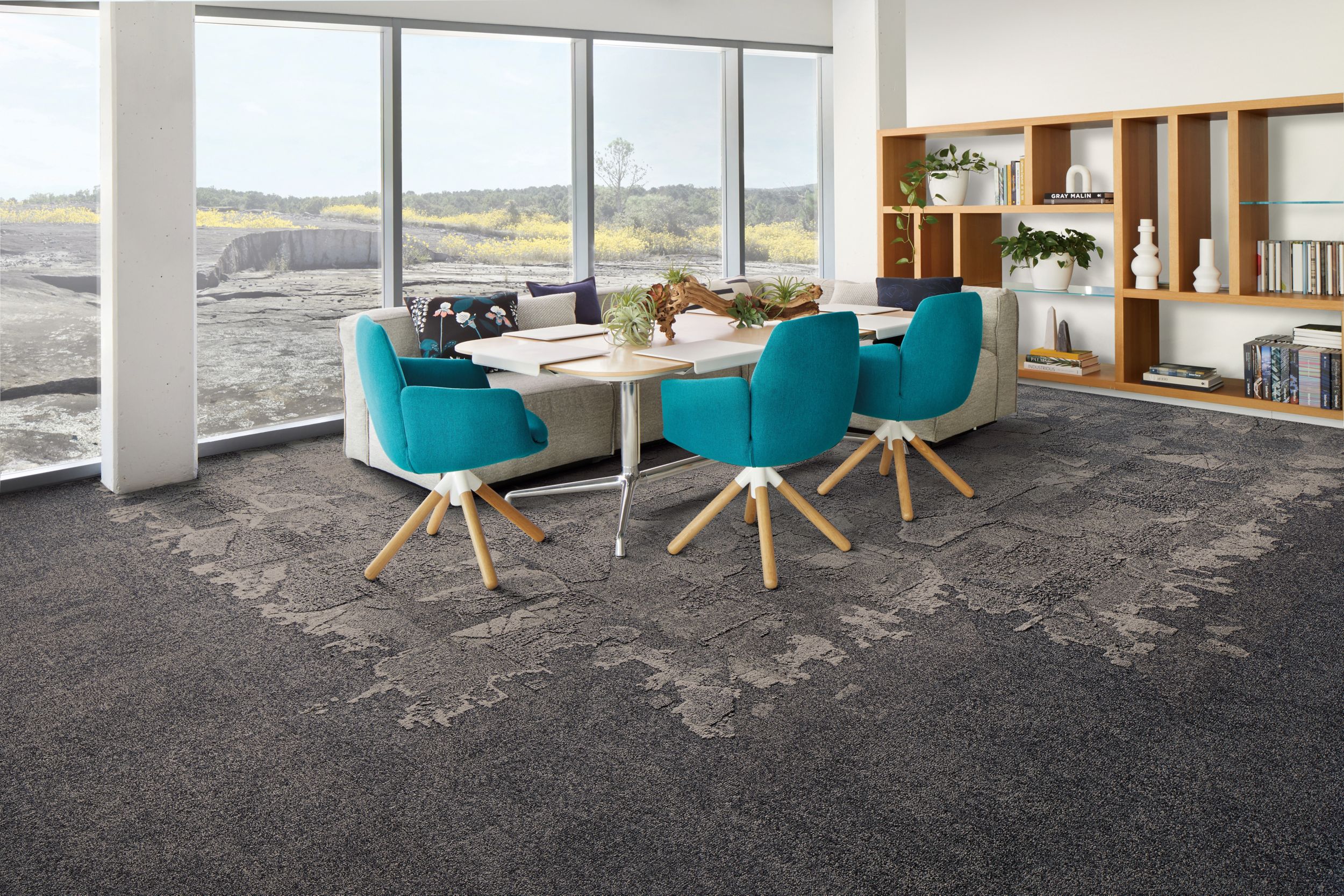 Interface Flat Rock, Bridge Creek, and Mountain Rock in private meeting room with blue chairs and large windows numéro d’image 6