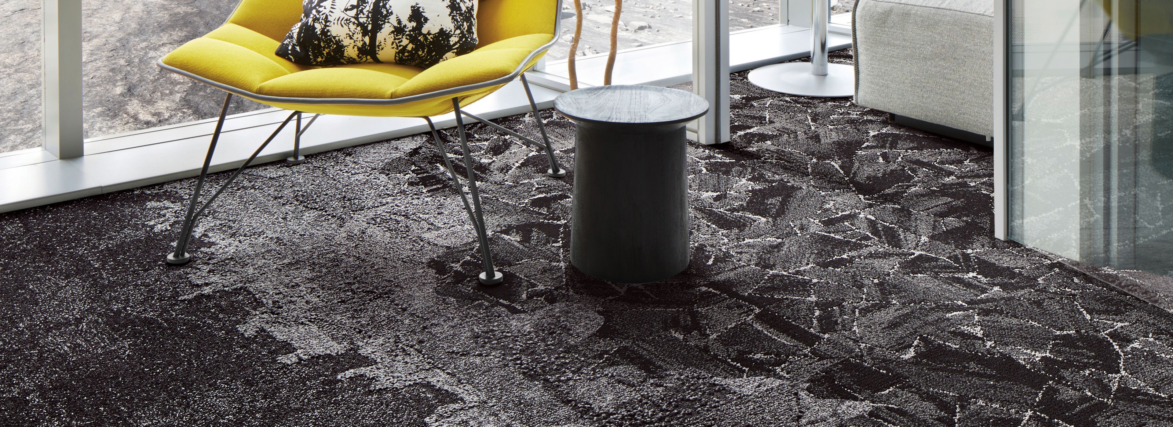 Interface Bridge Creek, Flat Rock, Mountain Rock and Mile Rock carpet tiles in seating area with yellow chair numéro d’image 2