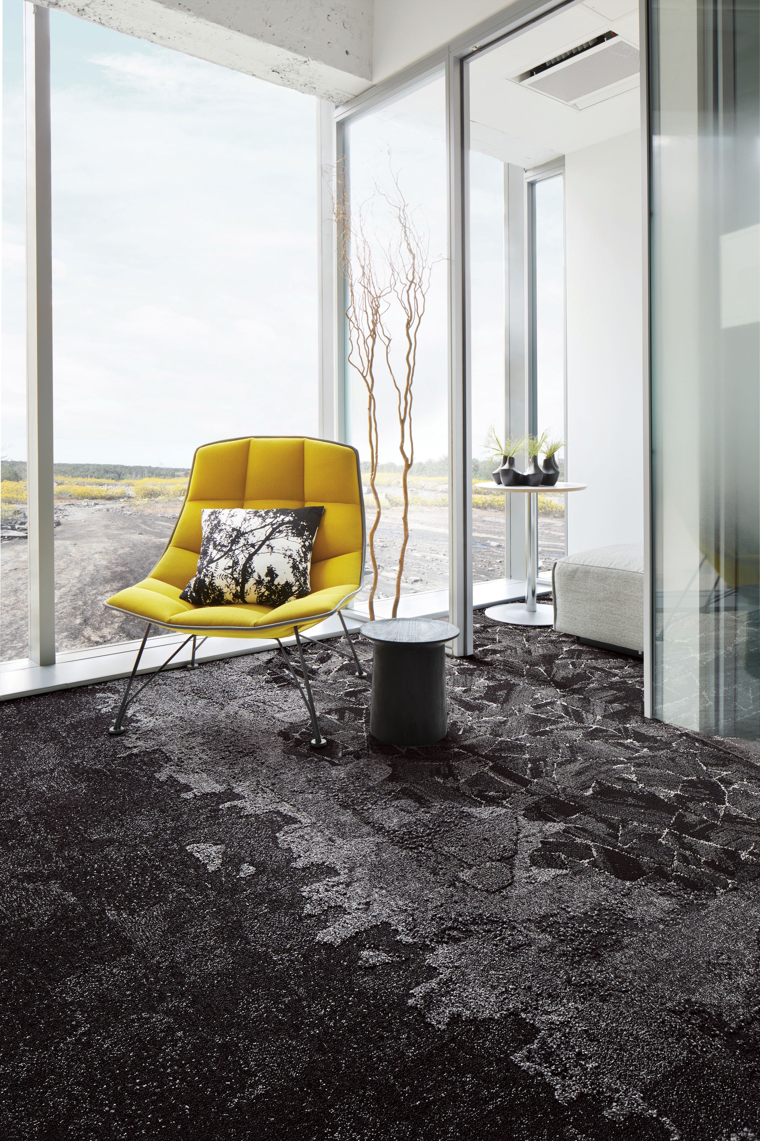 Interface Bridge Creek, Flat Rock, Mountain Rock and Mile Rock carpet tiles in seating area with yellow chair numéro d’image 4