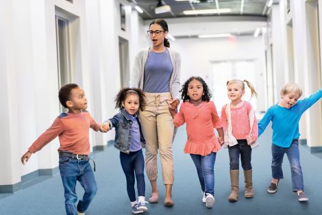 image noracare uneo rubber flooring in school corridor with teacher and students numéro 5
