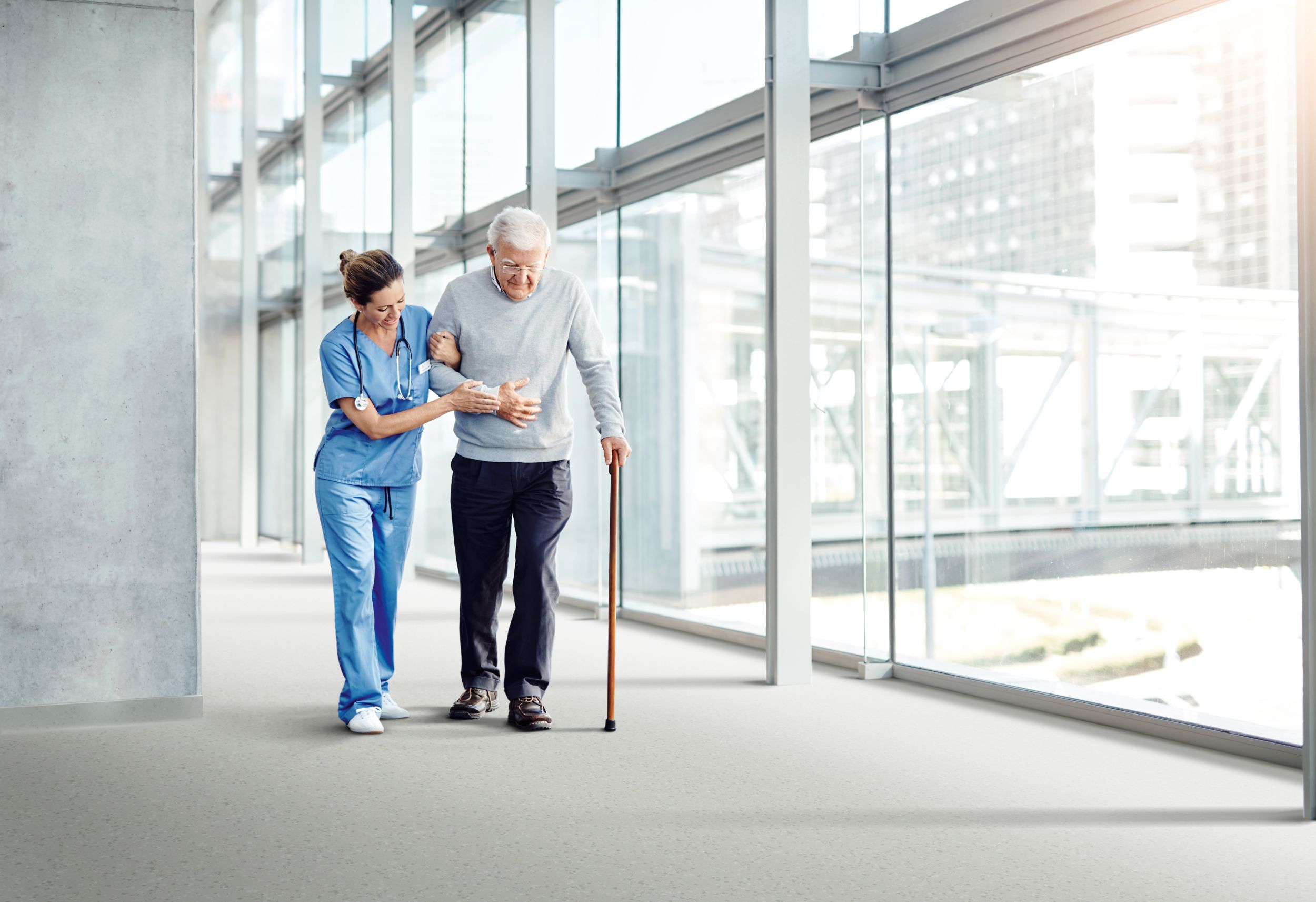 noracare seneo rubber flooring with elderly patient and nurse in corridor afbeeldingnummer 7