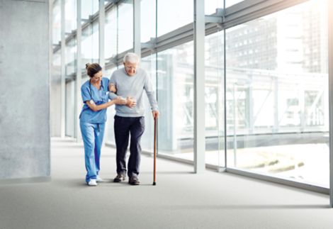 noracare seneo rubber flooring with elderly patient and nurse in corridor afbeeldingnummer 7