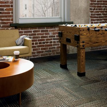 Interface Cotswold II carpet tile next to foosball table imagen número 1