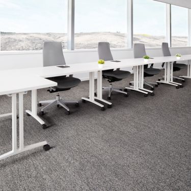 Interface Mantle Rock plank carpet tile in meeting room with white table imagen número 1