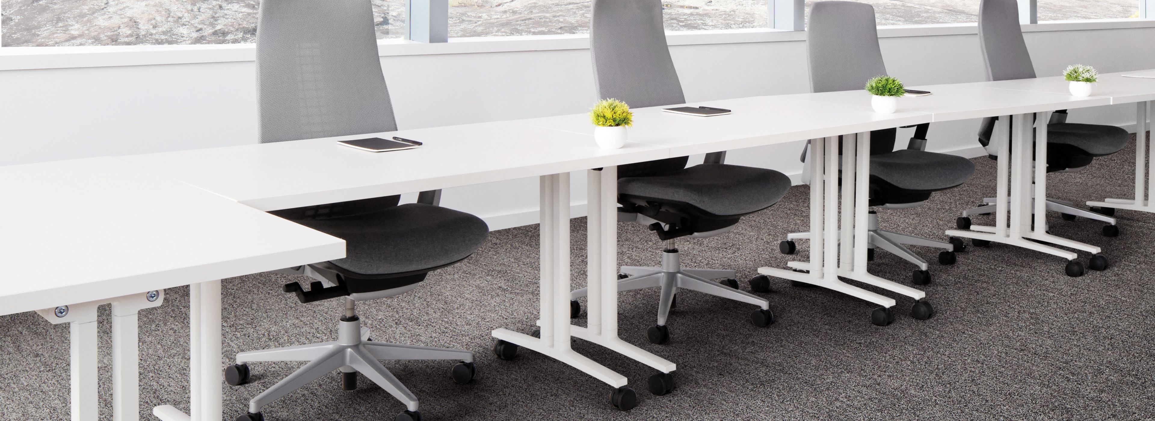 Interface Mantle Rock plank carpet tile in meeting room with white table imagen número 1