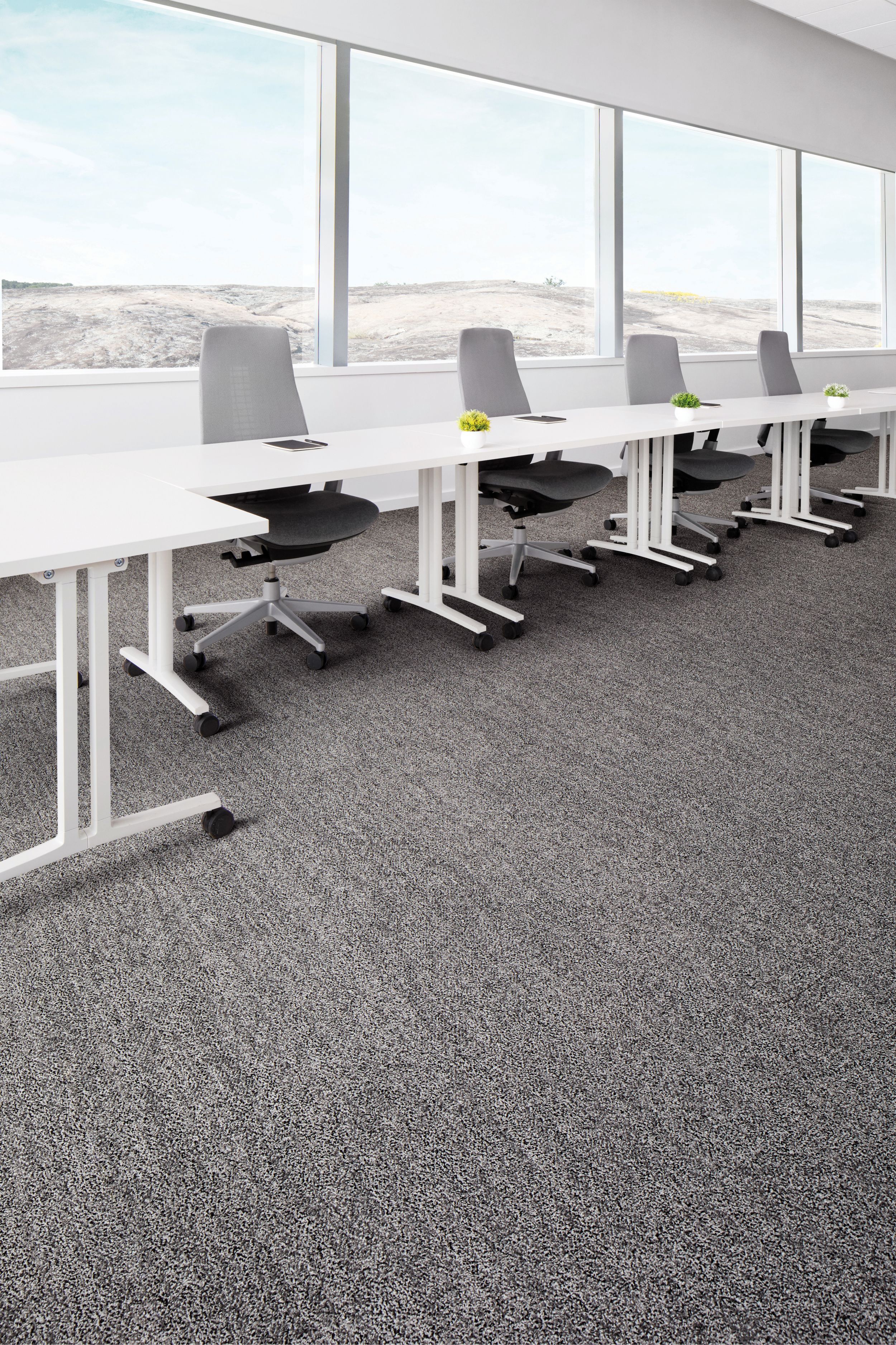 Interface Mantle Rock plank carpet tile in meeting room with white table imagen número 1