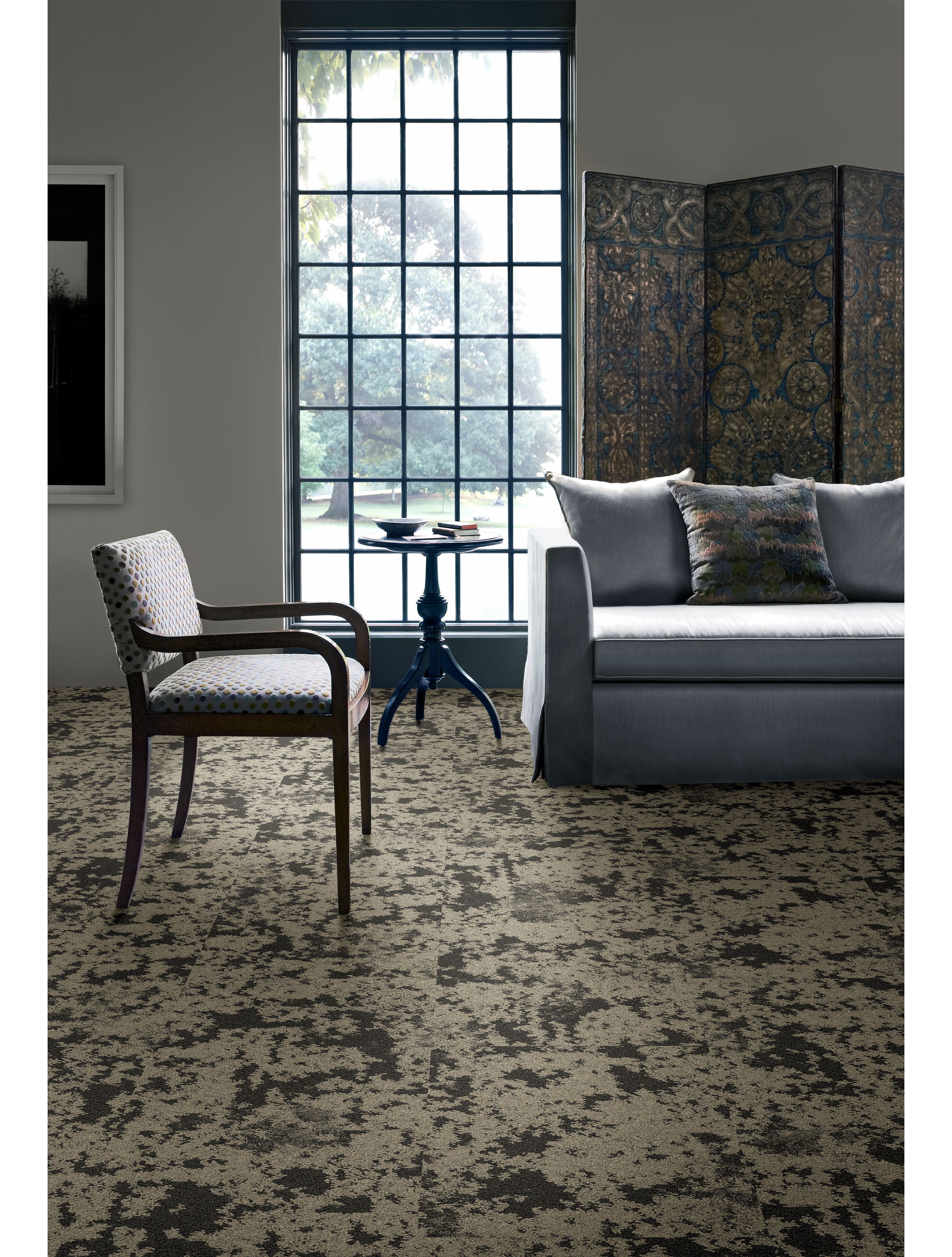 Interface Meadowland carpet tile in naturally lighted living room area with couch and chair numéro d’image 2