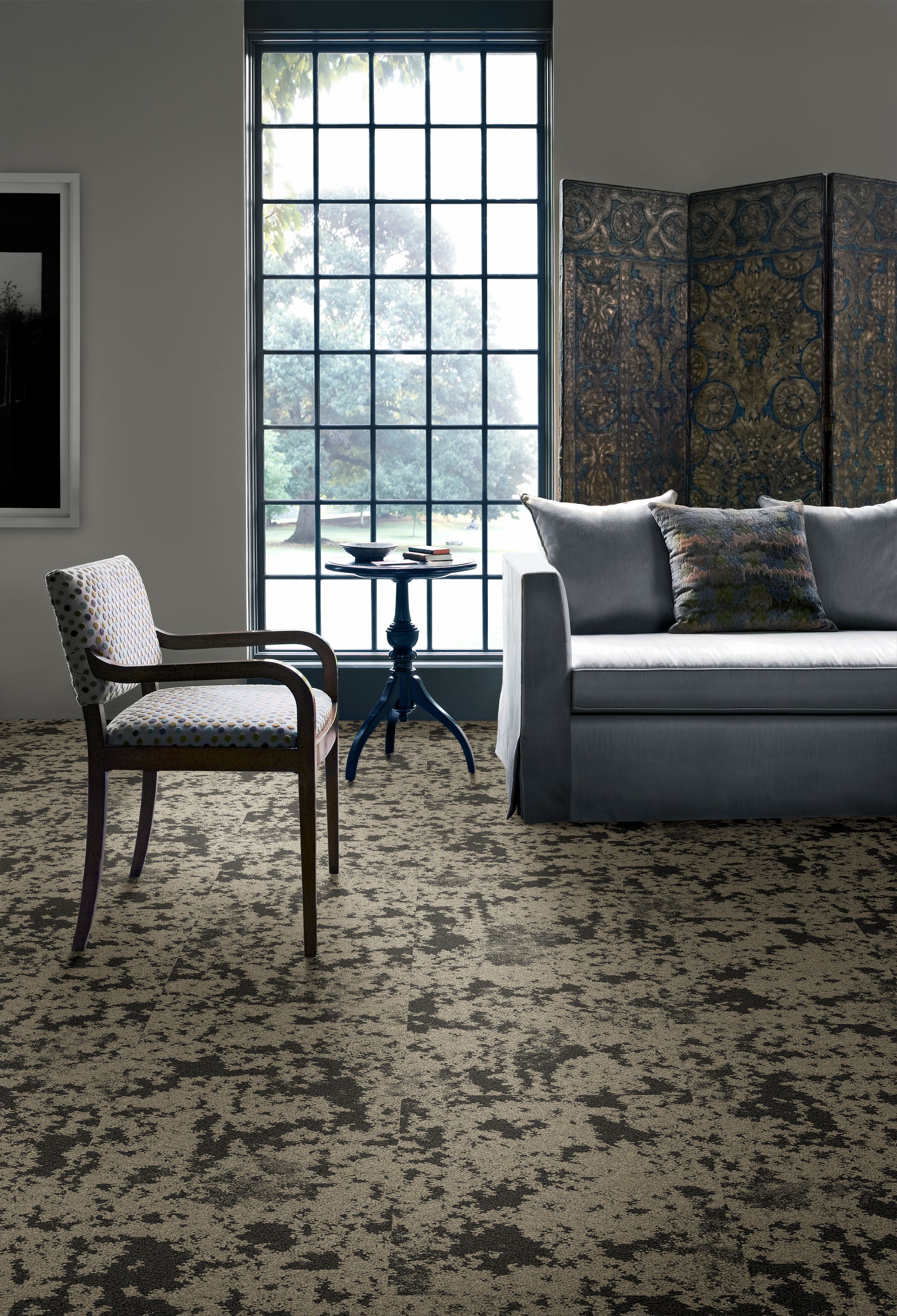 Interface Meadowland carpet tile in naturally lighted living room area with couch and chair imagen número 6