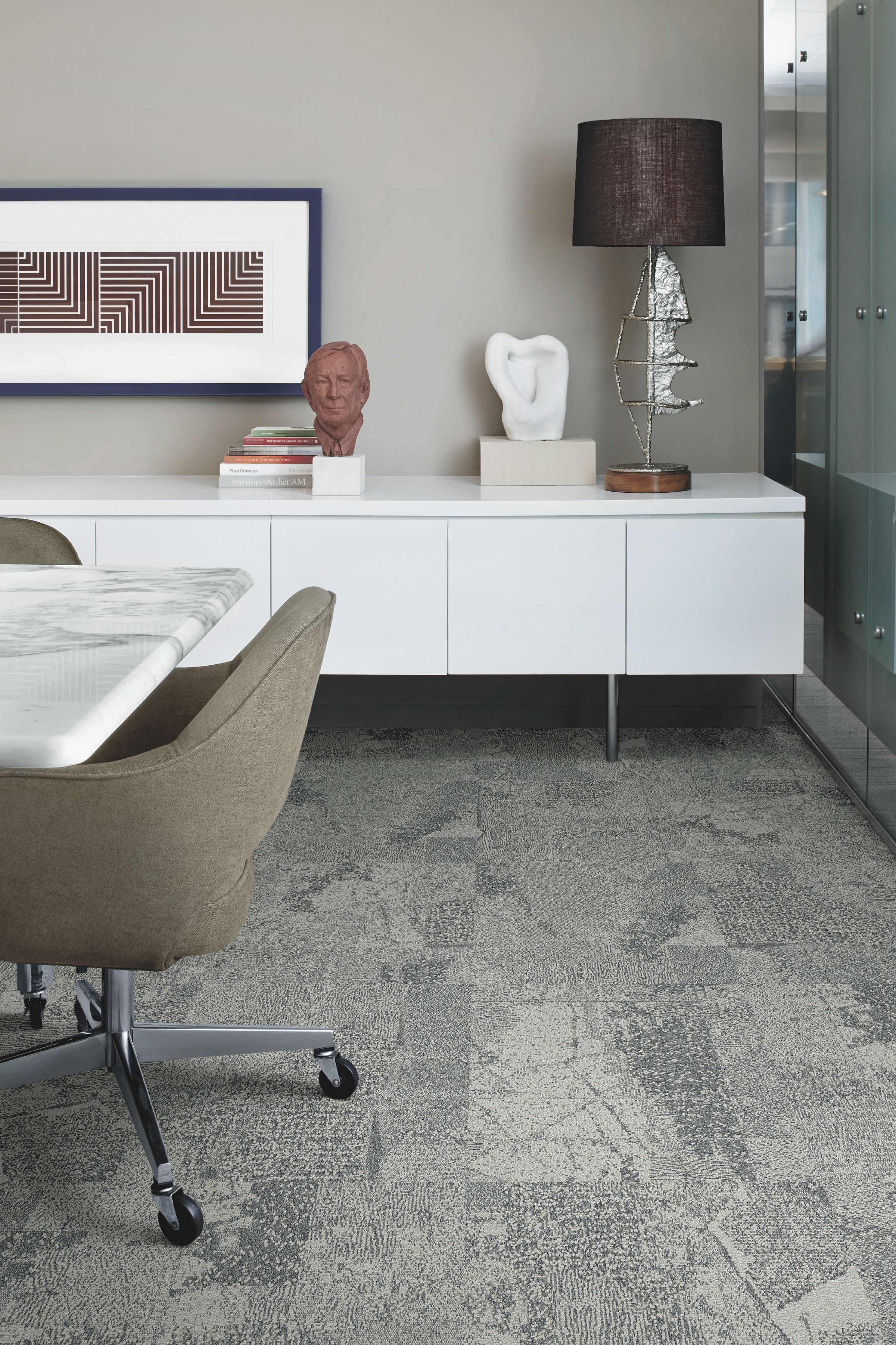 Interface Mountain Rock carpet tile in private office with credenza, table and chairs numéro d’image 8