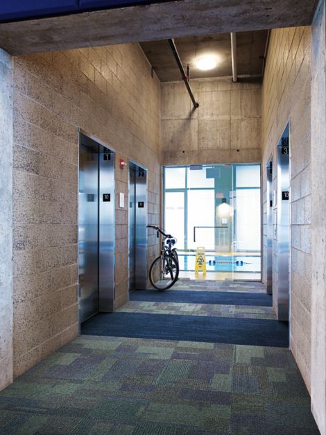 Interface The Standard and On Line carpet tile in hallway with bike imagen número 6