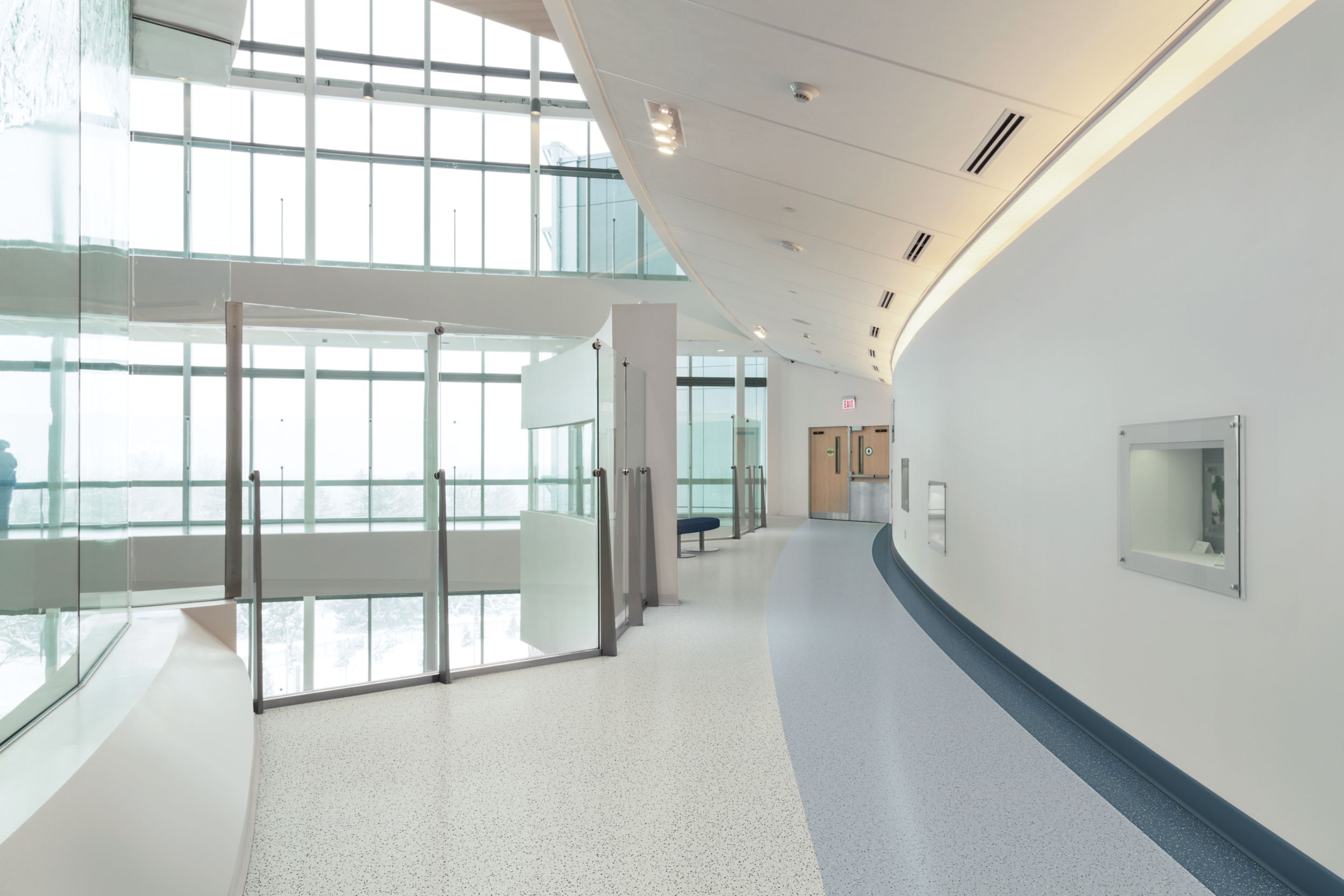 norament 926 pado rubber flooring in hospital corridor with glass walls imagen número 4