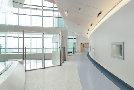 norament 926 pado rubber flooring in hospital corridor with glass walls imagen número 4