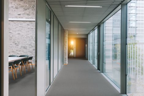 norament 926 pado rubber flooring in workplace corridor and meeting room imagen número 10