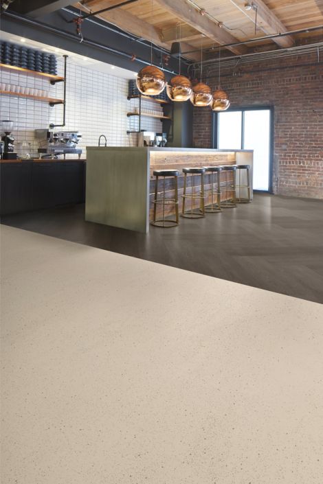 norament kivo rubber flooring with Interface Northern Grain plank LVT in workplace break area imagen n&uacute;mero 5