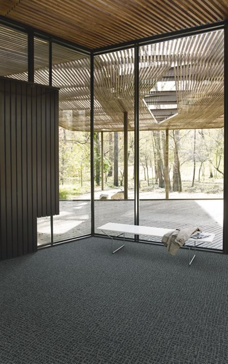 Interface Open Air 415 carpet tile in corner space with coat draped over small white bench and wooden slat ceiling numéro d’image 4