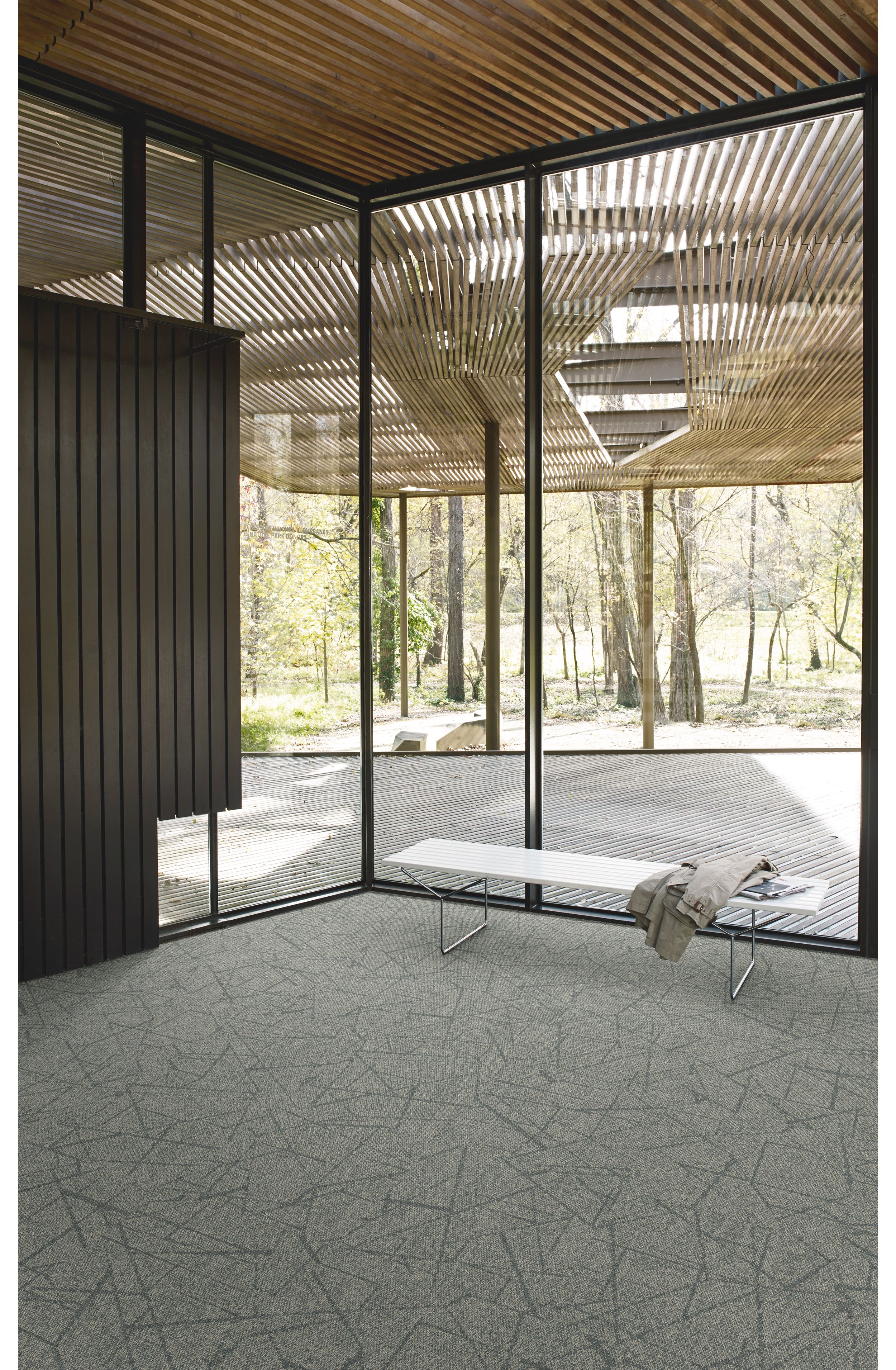 Interface Open Air 420 carpet tile in corner space with small white bench and wooden slat ceiling imagen número 2