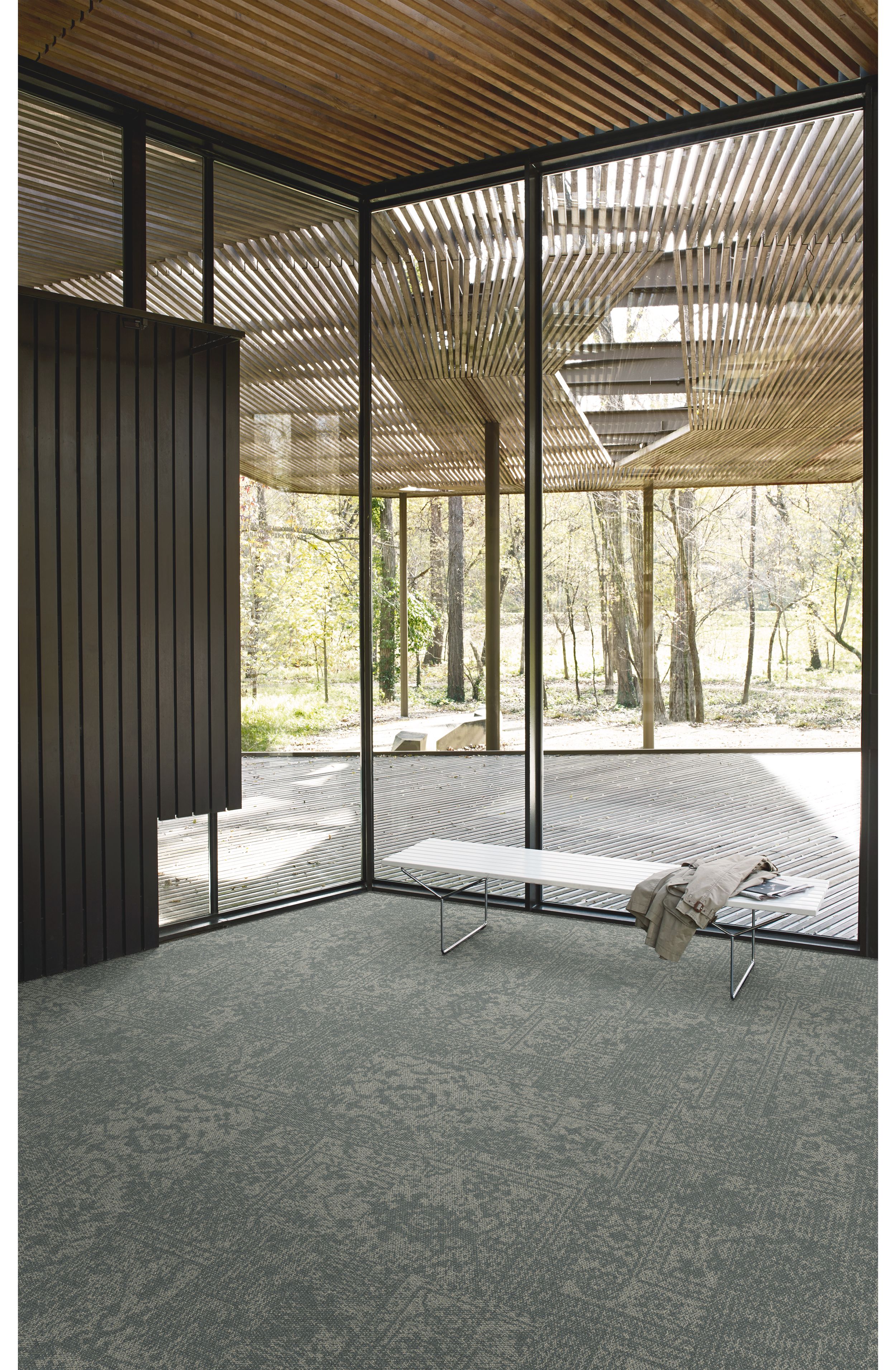 Interface Open Air 421 carpet tile in corner space with small white bench and wooden slat ceiling imagen número 4