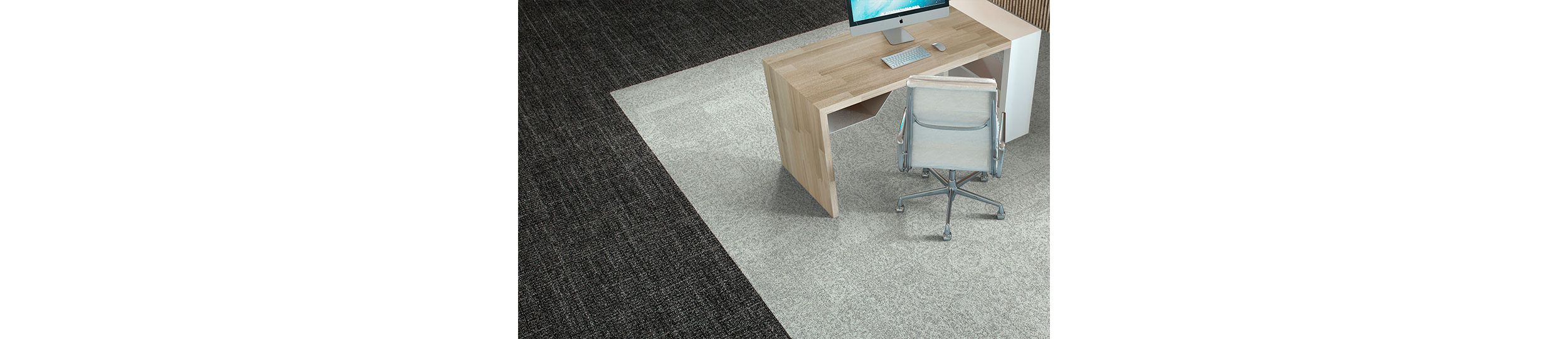 Interface Open Air 405 carpet tile in overhead view with small wooden workstation imagen número 5