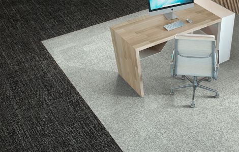 Interface Open Air 405 carpet tile in overhead view with small wooden workstation imagen número 5