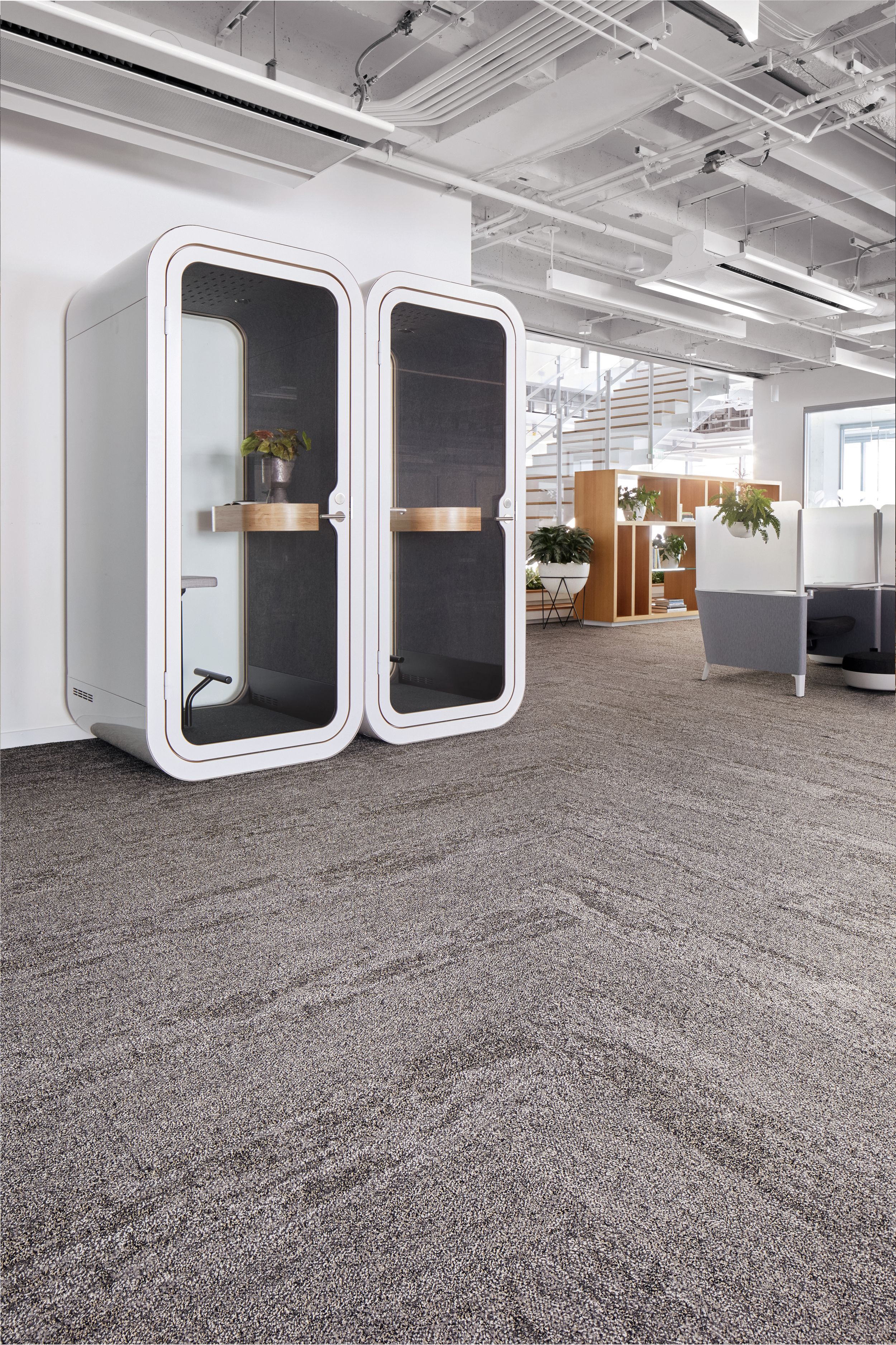 Interface Mantle Rock and Rock Springs plank carpet tile in room with multiple plants and staircase in background numéro d’image 6