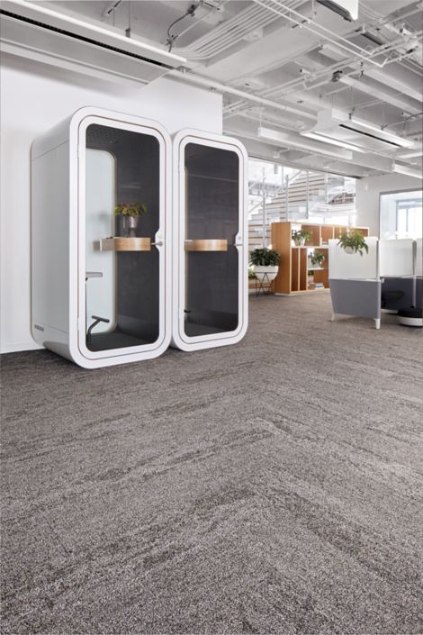 Interface Mantle Rock and Rock Springs plank carpet tile in room with multiple plants and staircase in background numéro d’image 3