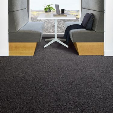 Interface Rockland Road plank carpet tile in booth imagen número 1