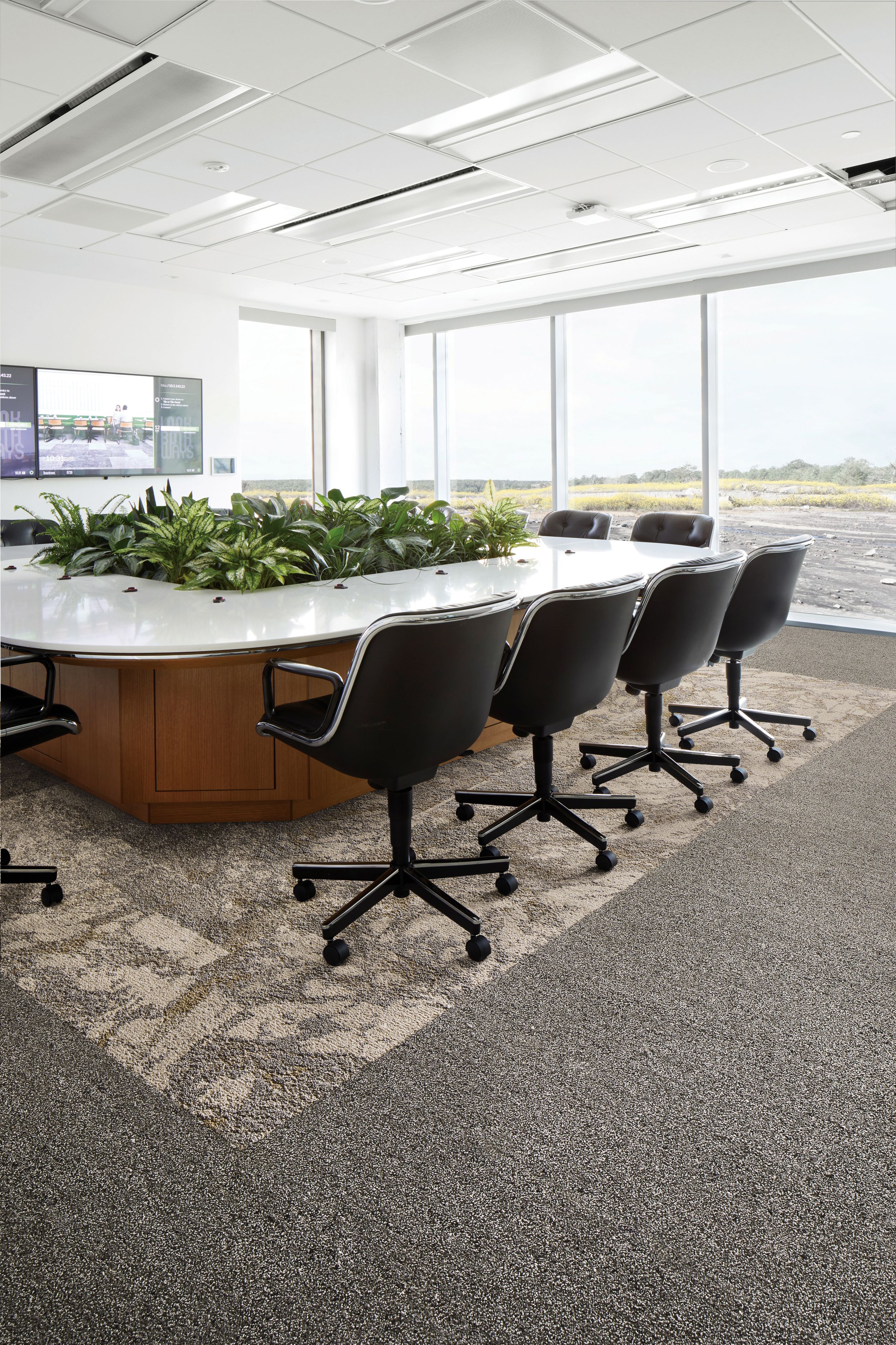 Interface Rockland Road plank carpet tile in meeting room imagen número 2