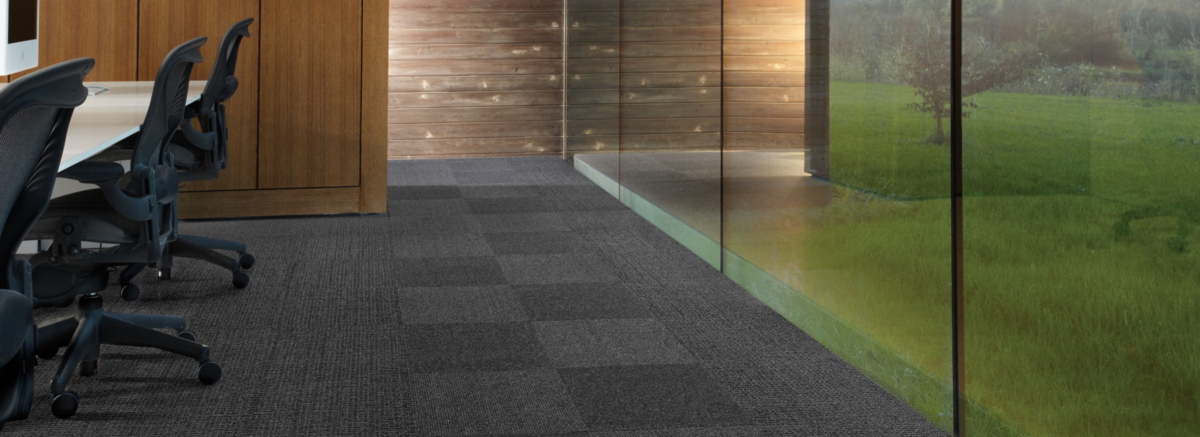 Interface UR202 and UR203 carpet tile in conference room with glass wall imagen número 1