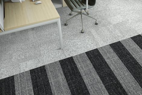 Interface Open Air 405 carpet tile in overhead view with wooden desk and leather rolling chair Bildnummer 6