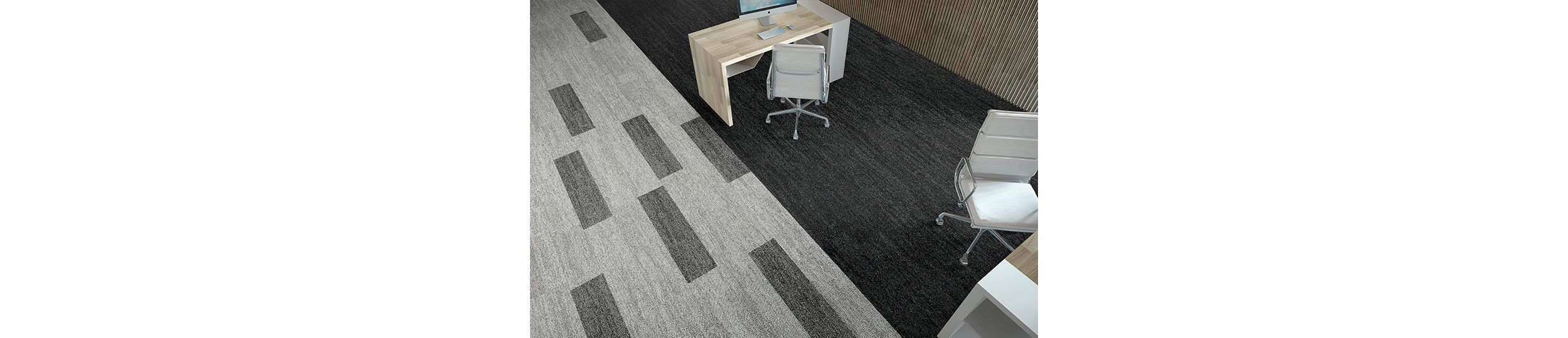 Interface Open Air 402 plank carpet tile in overhead view with small work desk and wood slat wall imagen número 4