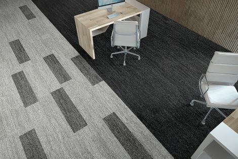 Interface Open Air 402 plank carpet tile in overhead view with small work desk and wood slat wall imagen número 5
