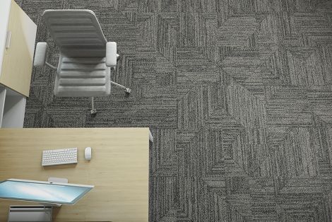 Interface Open Air 403 carpet tile in overhead view with wood work desk and file cabinet Bildnummer 3