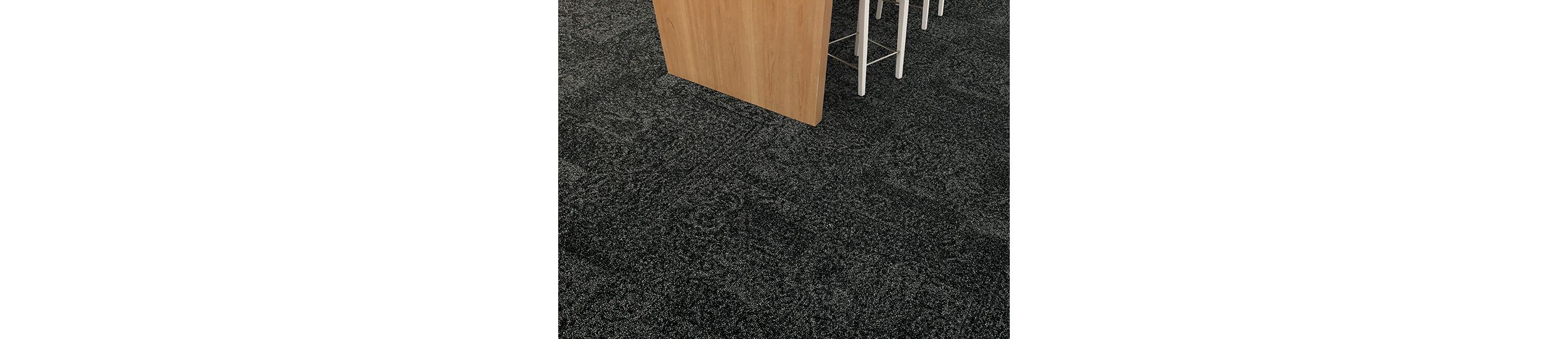 Interface Open Air 405 carpet tile in floor view with corner of wood table número de imagen 4