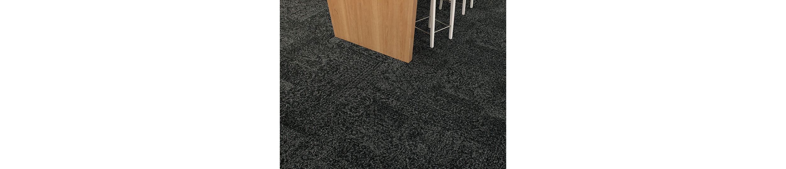 Interface Open Air 405 carpet tile in floor view with corner of wood table Bildnummer 4