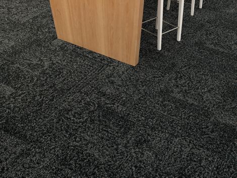 Interface Open Air 405 carpet tile in floor view with corner of wood table número de imagen 4
