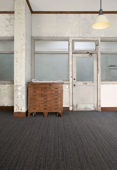 Interface WW860 plank carpet tile in office common area with cabinet Bildnummer 3