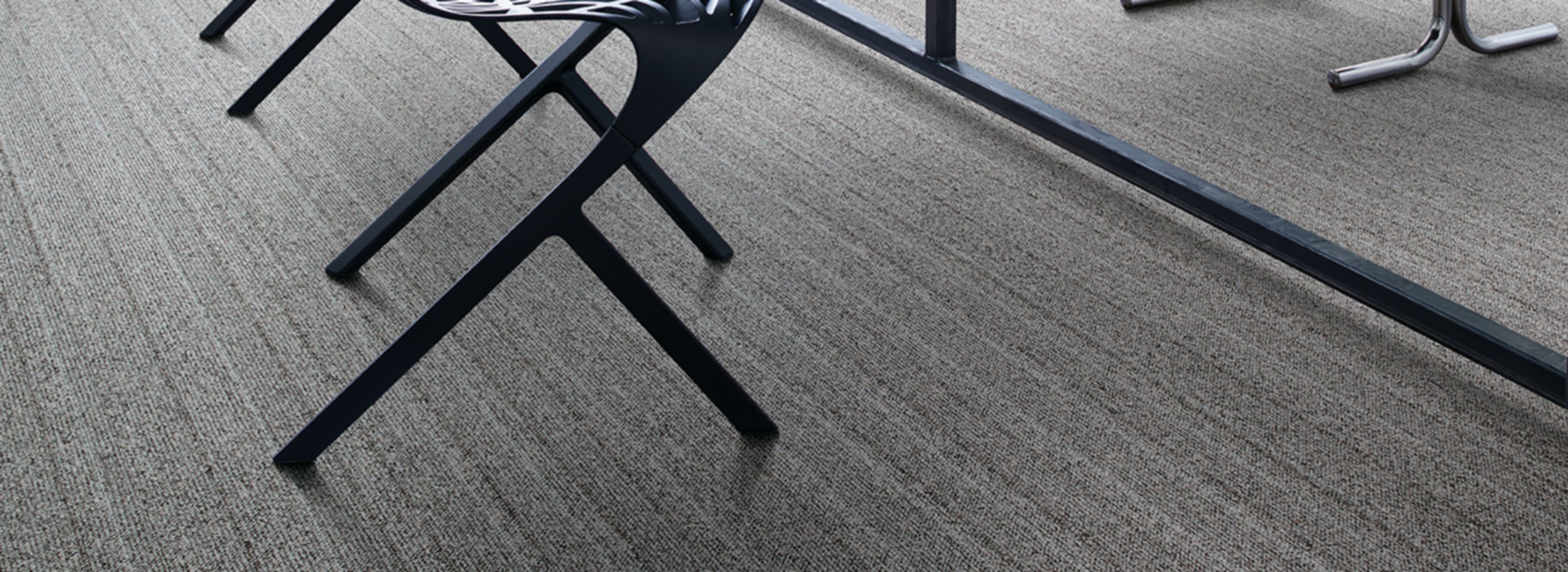 Interface WW860 plank carpet tile in work area with table and chairs numéro d’image 1