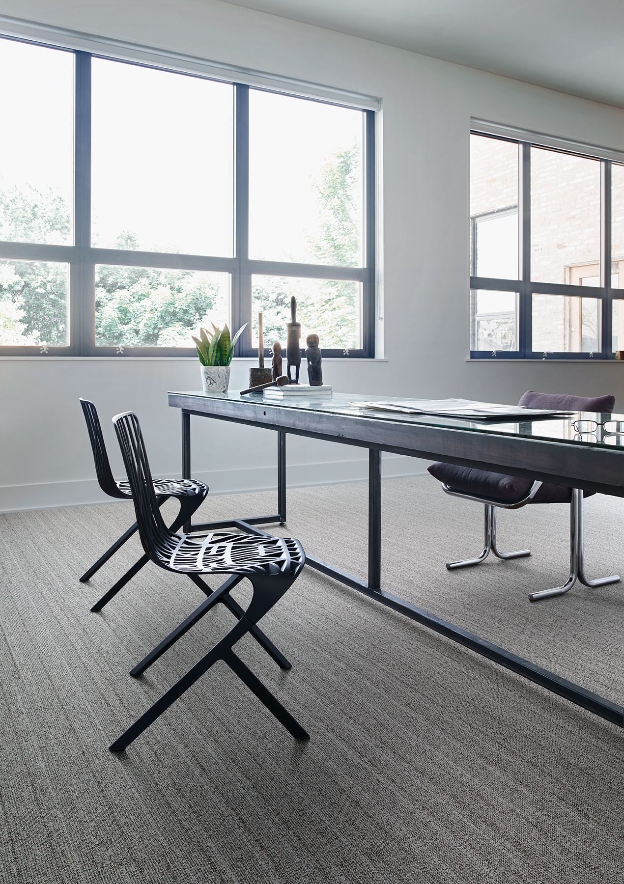 Interface WW860 plank carpet tile in work area with table and chairs afbeeldingnummer 1