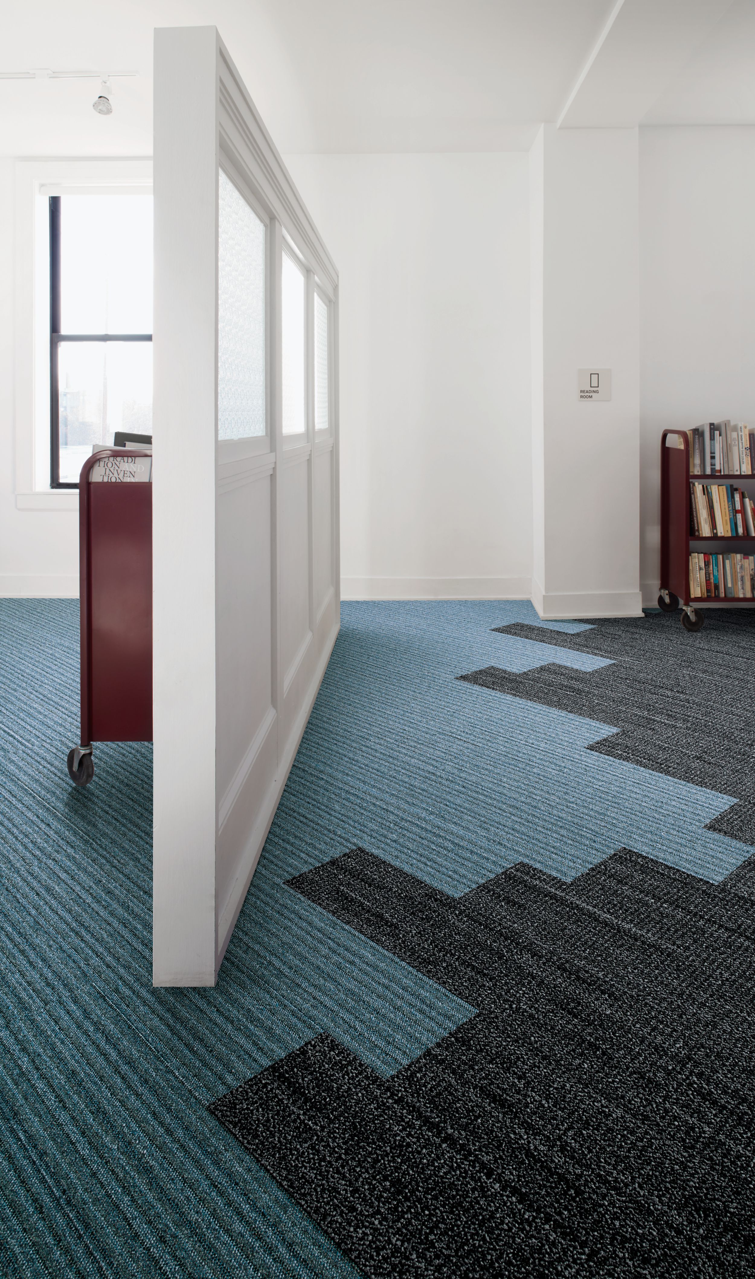 Interface WW865 and WW870 plank carpet tile in office with dividing wall afbeeldingnummer 7