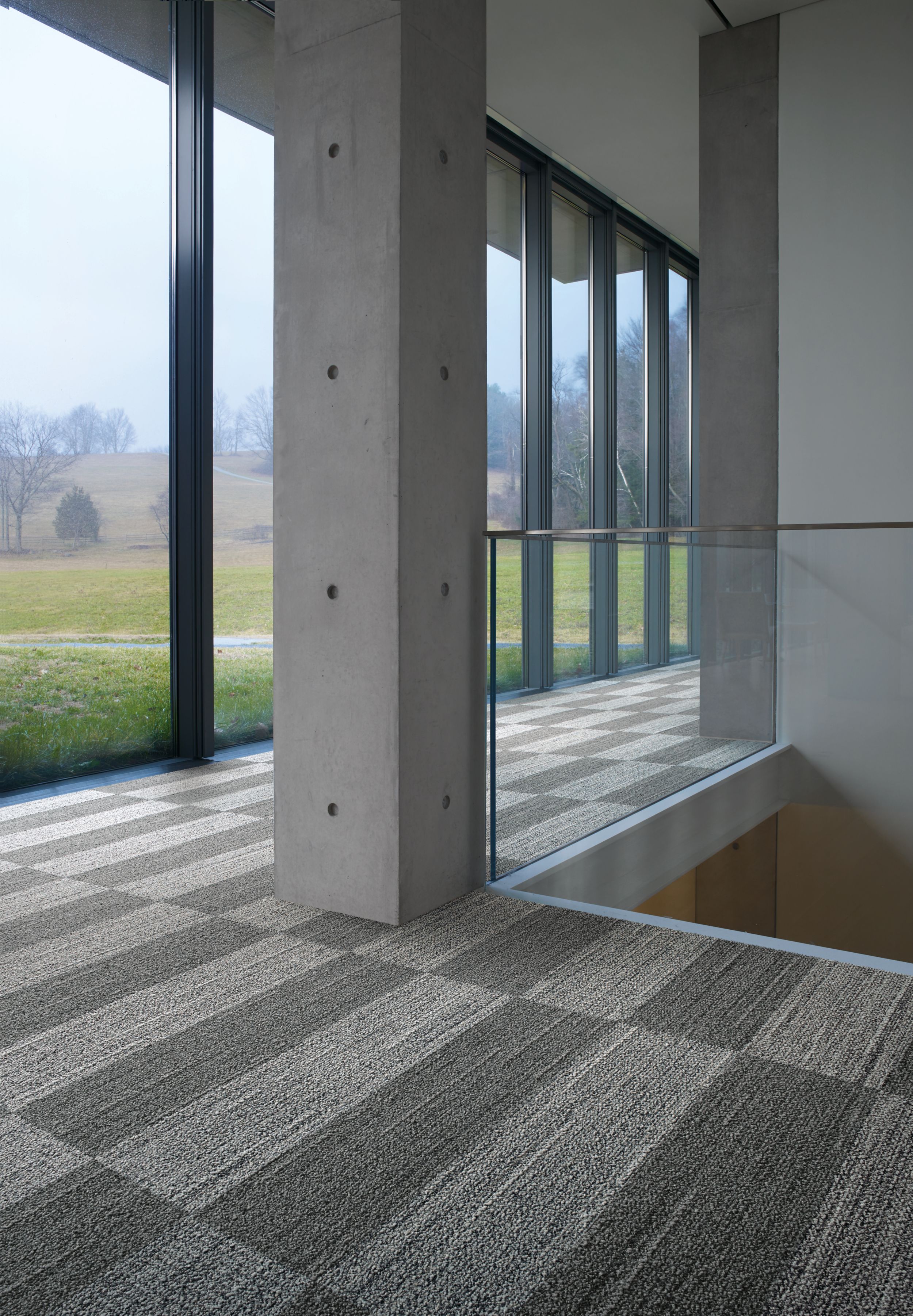 Interface WW870 plank carpet tile in open area with column numéro d’image 2