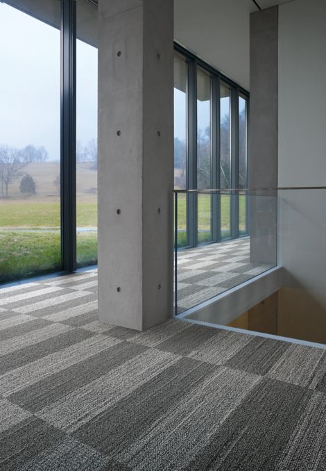 Interface WW870 plank carpet tile in open area with column Bildnummer 2