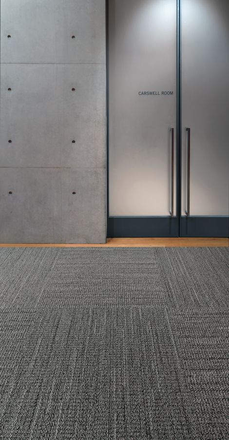 Interface WW870 plank carpet tile in entrance way número de imagen 3